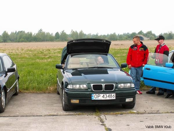 Fotka z III ZLOTu BMW w Skarbimierzu 14.05.2006 Mój braciszek w beemce naszego kolegi Kandzika.