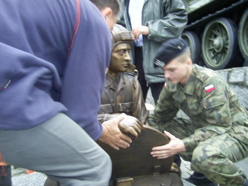 Dopasowanie czopów do otworów... #Militaria #PolskieMiasta