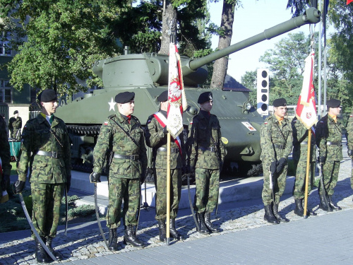 Poczty sztandarowe 11LDKPanc na tle czołgu Jackon.. #Militaria #Imprezy