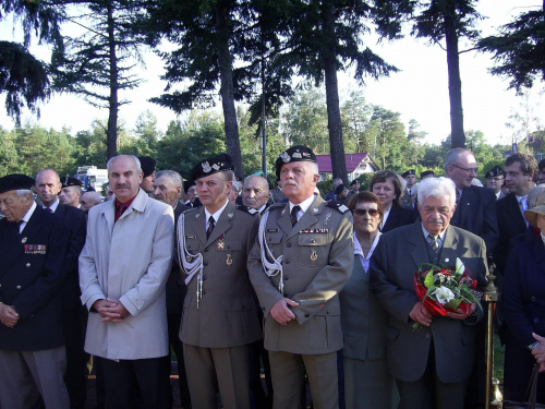 W skupieniu słuchamy przemówienia gen. Łańcuckiego. Z wiązanką kwiatów prezes kombatantów z Chełma. #Militaria #Imprezy