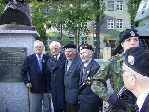 Pamiątkowe zdjęcie z Żagania. Kombatanci przy pomniku czołgisty. #Militaria #Imprezy