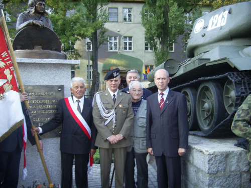 Pamiątkowe zdjęcie Zarządu ZBŻZ i ORWP z Żaganai z D-cą 34 BKPanc gen. bryg. Andrezjem Sobierajem #Militaria #Imprezy
