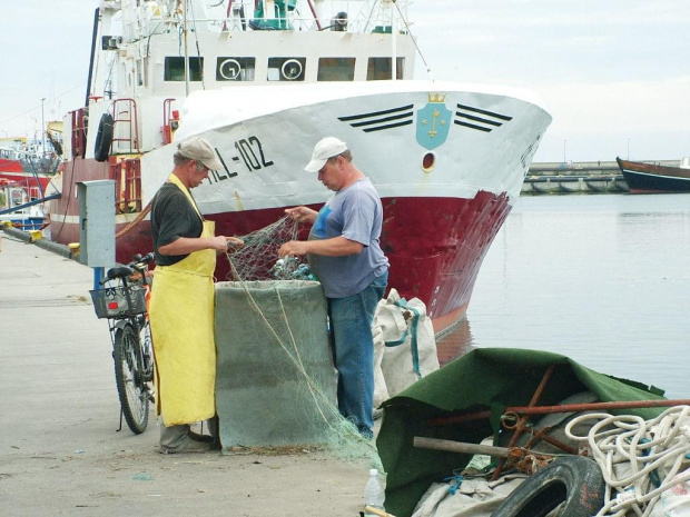 Rybacy z Helu czyszczą sieci