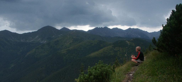 m. Bobrowcem a Mnichami Chochołowskimi - wid. na gł. grań Tatr Zachodnich #góry #człowiek #mountain #Tatry #Bobrowiec #Mnichy #TrzyKopy #grań