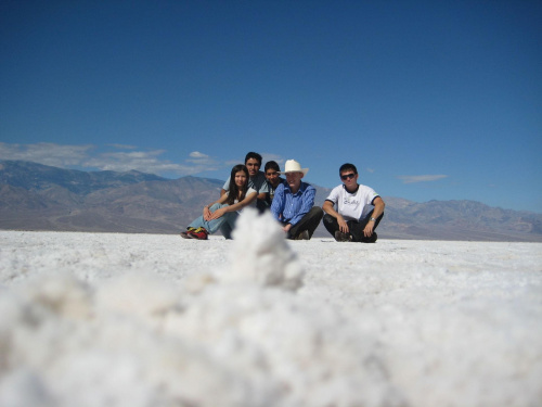 na wyschnięyum jeziorze Badwater w Dolinie Śmierci