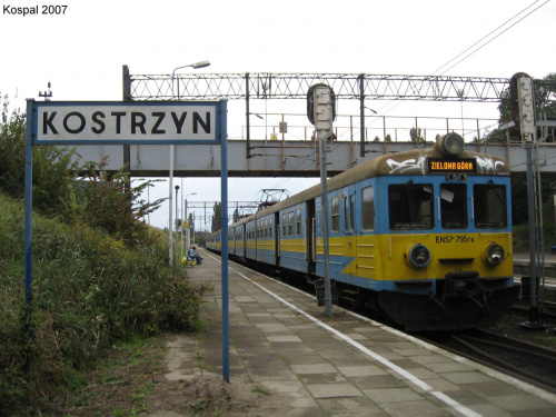 30.09.2007 EN57-765 + EN57-1401 stoi na stacji Kostrzyn gotowy do odjadu.