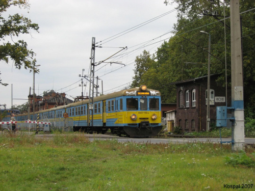 30.09.2007 Pociąg osobowy do Zielonej Góry opuszcza Kostrzyn.