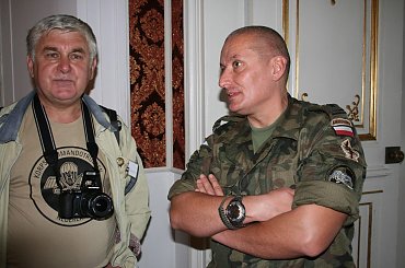 Zaproszeni goście udają się do sali Kryształowej Pałacu. Jerzy Szałaj nasz fotoreporter. #Militaria #Imprezy #Plenerowe