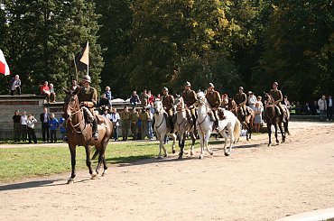 Do trybuny zbliżają się ułani. #Militaria #Imprezy #Plenerowe