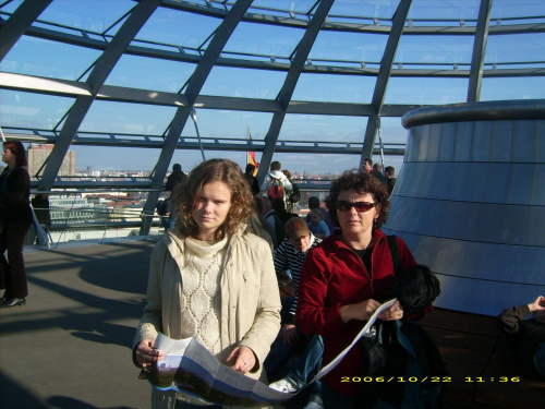 Ania z cćrką w Reichstagu.