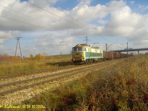 Radom Długojów. Pociąg towarowy wjeżdża do Radomia na linii D29-26