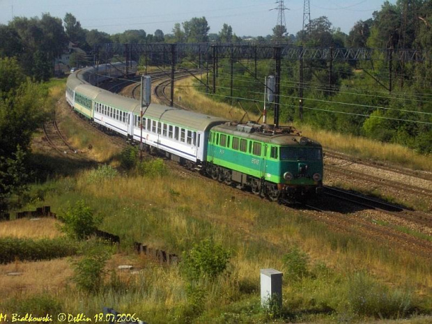 Dęblin. Pociąg TLK "Gałczyński" rel. Lublin - Szczecin Główny wjeżdża do Dęblina . P. S. 10 pudeł na haku :D