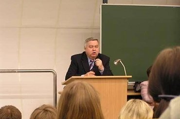 Podejmowanie pracy i staży w instytucjach Unii Europejskiej #AkademiaEkonomiczna