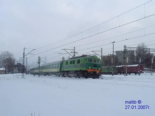 Pociąg pospieszny "Warmia" rel. Olsztyn Gł. - Kraków Pł. wyjeżdża z Radomia. Ciągnięta przez EP07-537 ( ZNTK Lublin)