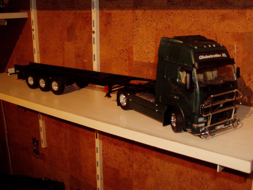 Italeri Volvo FH12 Globetrotter XL & Schmitz Reefer
Model by Dudek