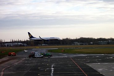 Samolot Boeing 737-800 lini lotniczych Ryanair ląduje na pasie 25 #Boeing #Ryanair #EPLL #LCJ #Lublinek #Lądowanie