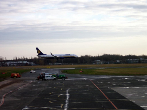 Samolot Boeing 737-800 lini lotniczych Ryanair ląduje na pasie 25 #Boeing #Ryanair #EPLL #LCJ #Lublinek #Lądowanie
