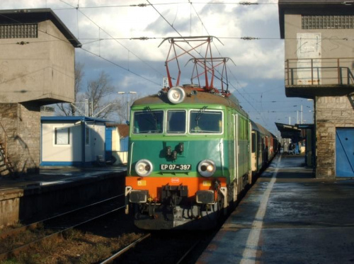 Łódzka EP07-397 oczekuje na odjazd z pociągiem z Warszawy Wschodniej do Łodzi Fabrycznej