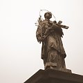 Święty Nepomucen przeciwstawił się królowi, wg legendy nie chciał złamac tajemnicy spowiedzi, był bowiem spowiednikiem królowej. Bardziej prawdopodobny wydaje się fakt, że należał do grupy duchownych sprzeciwiających się krolowi i za to został ukarany
