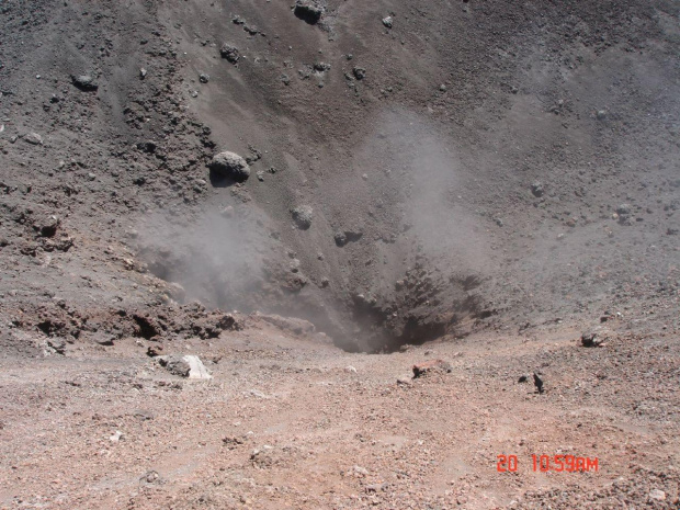 To jest krater aktywnego wulkanu;Etna, na Sycylii