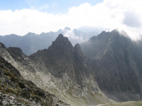 Na pierwszym planie :Ostry Szczyt i Jaworowe Szczyty, na drugim Zadnia Sławkowska Czuba, Sławkowska Przełęcz, Staroleśny Szczyt, a na trzecim planie Gerlach #Góry #Tatry