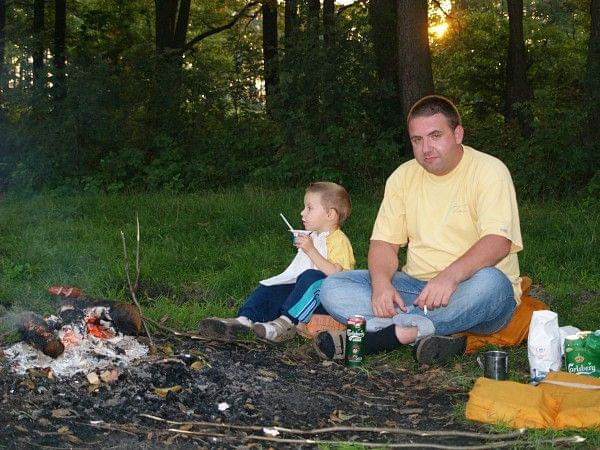 Ognisko i kiełbaski na wyspie