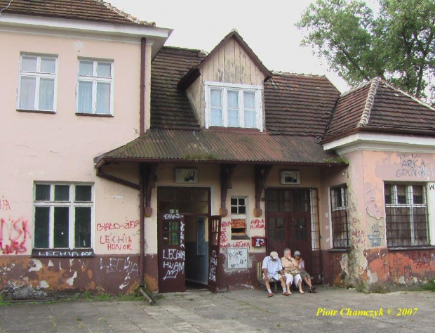 Dobrze, że choć pociągi jeżdża. Ale czekać trzeba na zewnątrz, gdyż w śroku to strach... #PKP #Wieżyca #lato #kolej