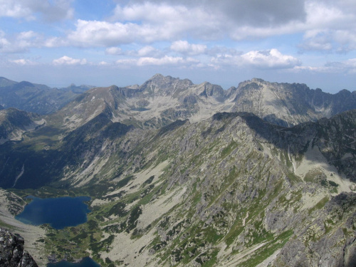 Widok z Koprowego Wierchu. Niżni Ciemnosmerczyński Staw, Czerwone Wierchy, Giewont, Liptowskie Mury, Świnica, Zadni Staw Polski, oraz Orla Perć, bliżej Szpiglasowa Przełęcz i Szpiglasowy Wierch #Góry #Tatry