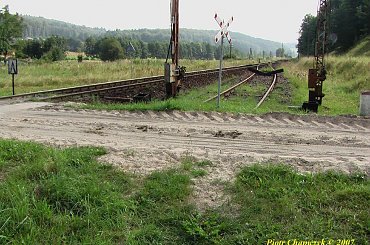 Tor głowny dodatkowy jest zasypany piachem z przekraczającej go drogi gruntowej. #PKP #Wieżyca #lato #kolej