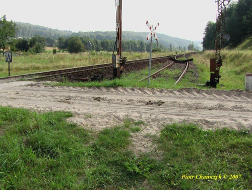 Tor głowny dodatkowy jest zasypany piachem z przekraczającej go drogi gruntowej. #PKP #Wieżyca #lato #kolej