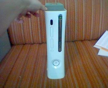 Xbox 360 z przodu w pionie.