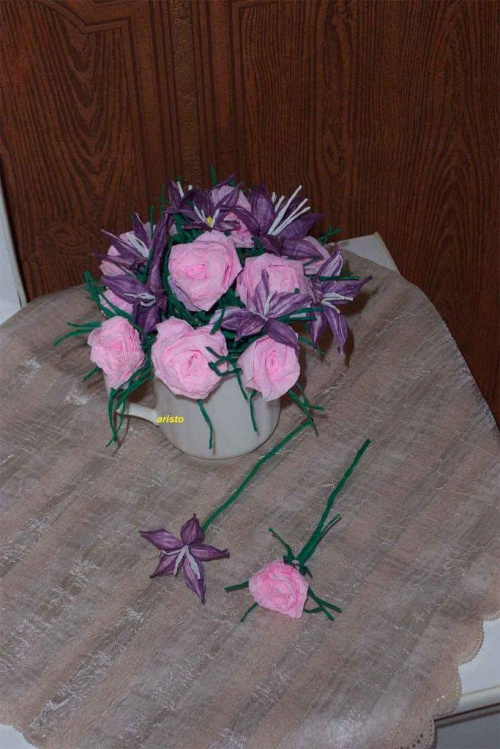 kompozycja zlozona z rozowych miniaturowych rozyczek i fioletowych kwiatkow, wykonanie bibula + twist art, wysokosc ok. 15cm #artystyczne #bibułkarstwo #BożeNarodzenie #bukiety #chrzest #CzerwoneRóże #dekoracje #dekoratorstwo #DlaBabci #DlaCiebie