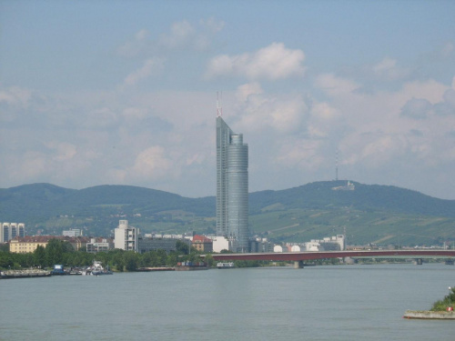 Dunaj. W tle góra Kalemberg