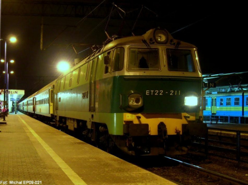 05.01.07) Lubelski Byk ET22-211 z poc.pos ''P26200'' Rel. Lublin-Zakopane-Wrocław oczekuje na odjazd z Lublina.