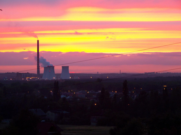 Pierwszy wrześniowy i kolorowy zachód słońca w Jaworznie. Tu Elektrownia 3. #krajobraz #kominy #zachód #jaworzno