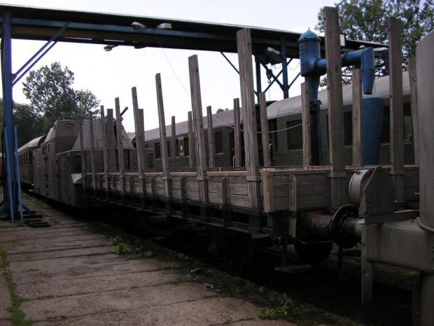 #pociąg #pancerny #lokomotywa #wagon #stacja #kolej #kolejnictwo