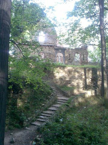 Stary Zamek Książ. Sierpień 2007. Wyprowadzam Michała na spacer hah.