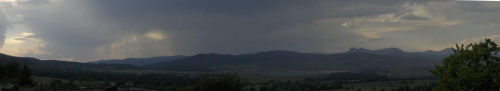 Panorama Sakramuli. W oddali jezioro Bazaleti.