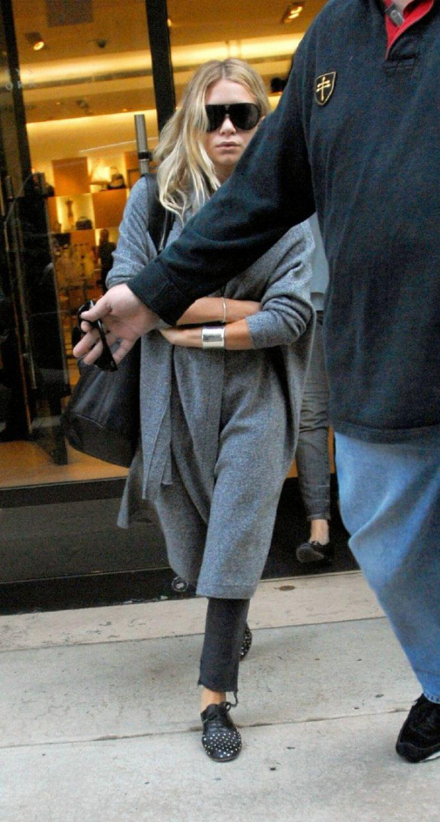 Ashley shops at Barneys in NYC-paparazzi wrzesień 2007