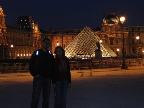 Luwr nocą - Paryż - wrzesień 2005 #Paris #Paryż #WieżaEiffla #Wersal #Luwr #SaintMalo #Chambord #Ambois #Chartres #Tours #PolaElizejskie #LeonadroDaVinci