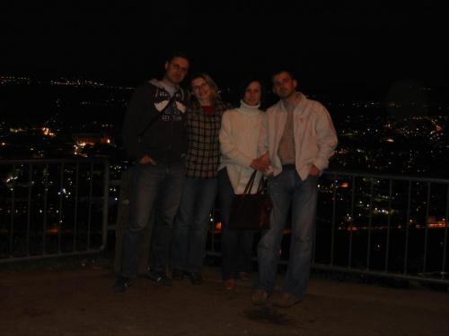 Trier (Trewir) by night z punktu widokowego nad miastem - Tomek, Jola, Asia, Grzesiek - 3 maja 2006 #Ren #Loreley #Trier #Koblencja #Mosela #Bruksela #Niemcy #Belgia
