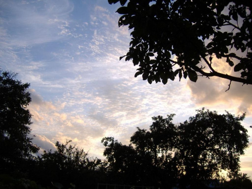 Zdjęcie z lipca 2007 #chmury #drzewa #góry #krajobrazy #niebo #zdjęcia #zachód #słońca #ZachódSłońca #samochód #humor
