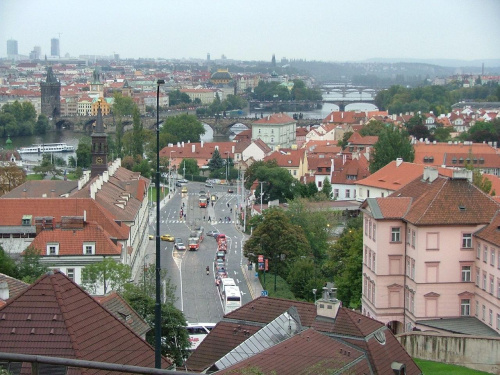 Praga - wielkie miasto w ludzkiej skali #Praga #wakacje #dom #ludzie #widok #miasto #Czechy