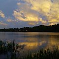 złocisty zachód słońca nad kaszubskim jeziorem #ZachódSłońca #jezioro #lato #przyroda #łąka #kaszuby